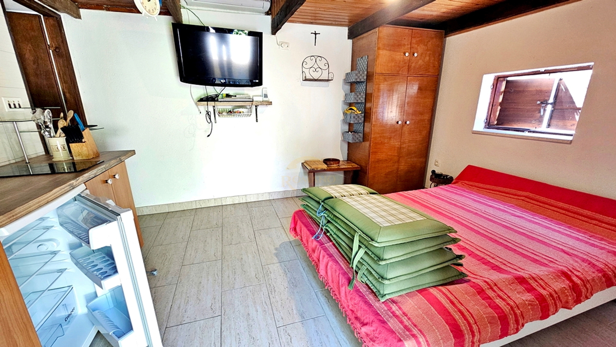 Samostojna hiša v Okrugu Donjem/Čiovo na izjemni lokaciji, drugi vrsti od morja